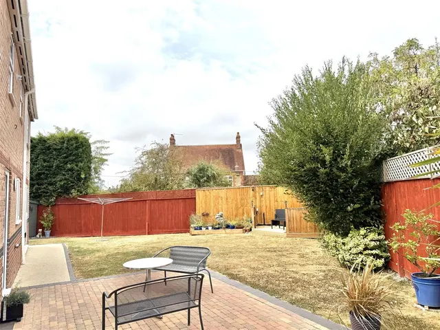Photo 3 — Camelot Way, Gillingham SP8 4SY