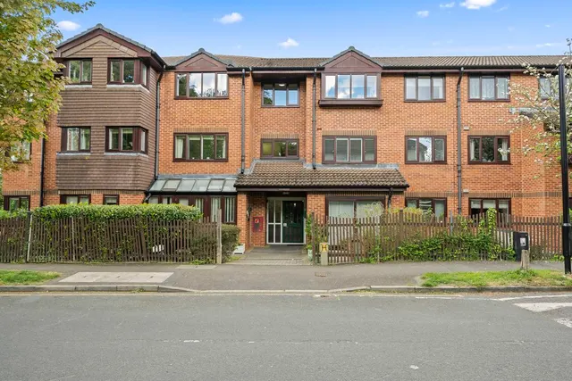 Wordsworth Drive, Cheam, SM3, photo 1