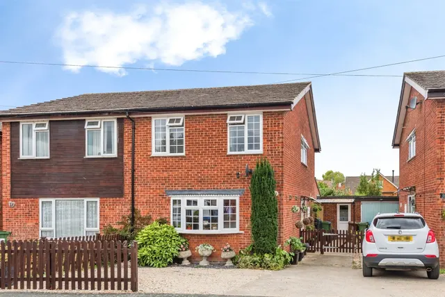 College Crescent, Oakley, Aylesbury, photo 1