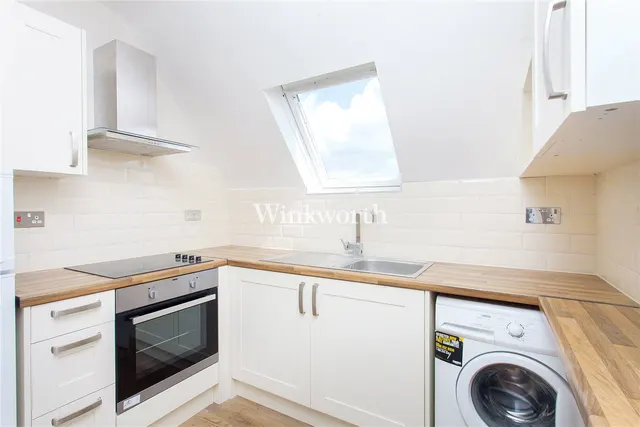 Finchley Road, London, NW11, photo 3