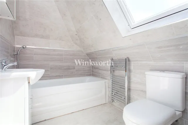 Finchley Road, London, NW11, photo 2