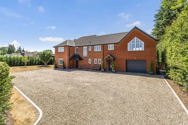 Photo 2 — Lee Lane, Pinkneys Green, Maidenhead, Berkshire, SL6 6NU