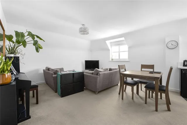 Brookwood Farm Drive, Knaphill, GU21, photo 2