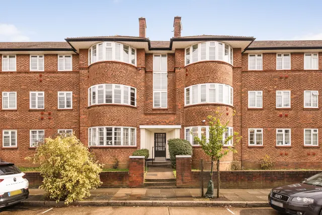 156 Beaufort Park, London, photo 1