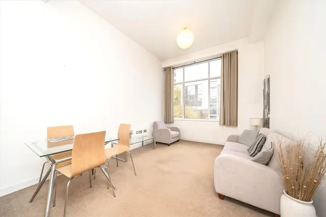 Great West Road, TW8, photo 2