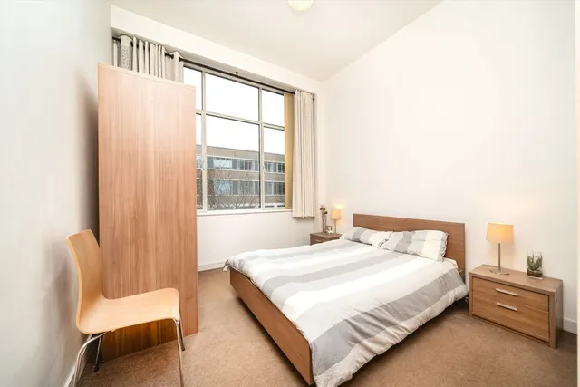 Great West Road, TW8, photo 3