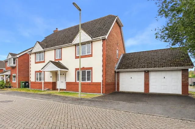 Taylor Drive, Bramley, RG26, photo 1