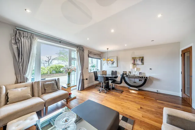 Bushey Gate, Sparrows Herne, WD23, photo 3