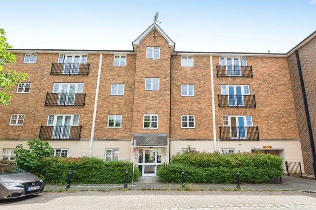 Photo 2 — Caspian Way, Purfleet-On-Thames