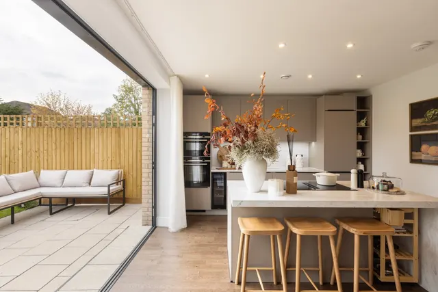 London Square, Twickenham, TW2, photo 1