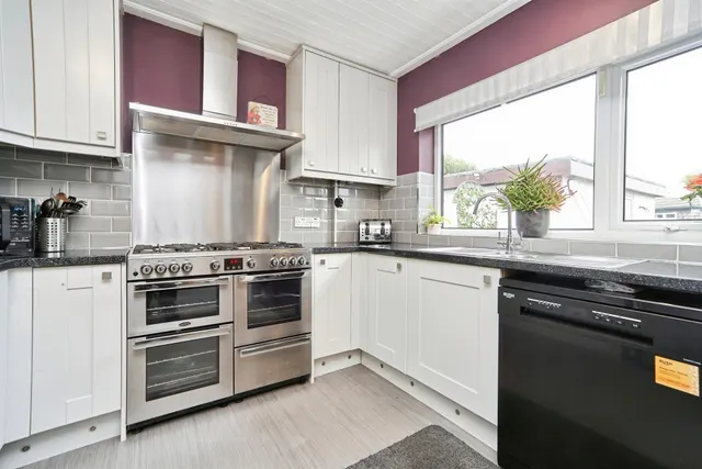 Banksfield Crescent, Yeadon, LS19, photo 2