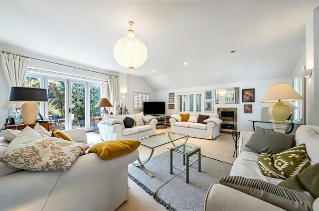 St. Georges Avenue, Weybridge, KT13, photo 2