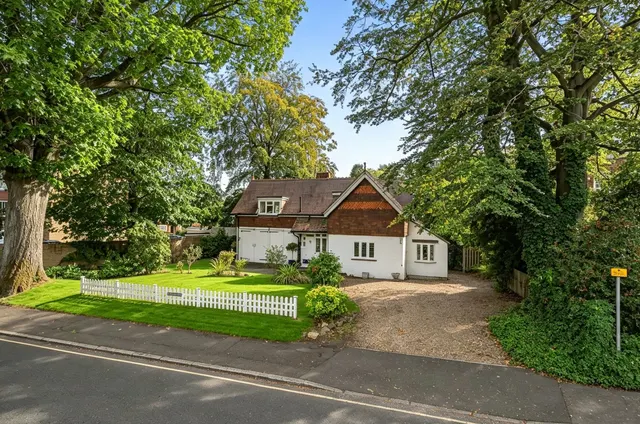 St. Georges Avenue, Weybridge, KT13, photo 1