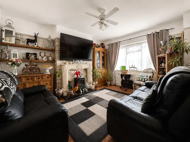 Photo 2 — Gregory Crescent, London, SE9
