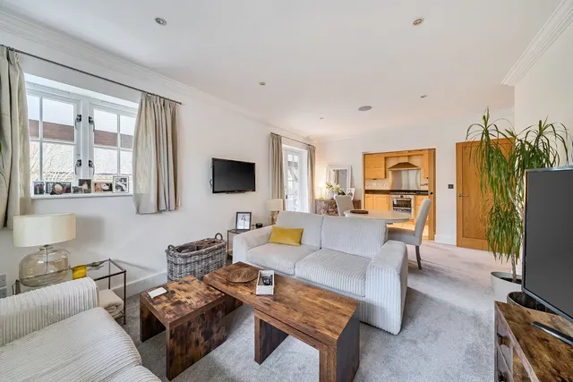 Waverley Lane, Farnham, GU9, photo 2