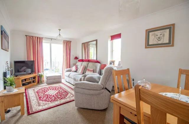 Photo 2 — 348 London Road, Waterlooville, PO7 7SR