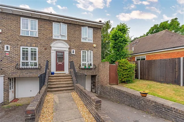 Birch Close, Teddington, TW11 8BJ, photo 1
