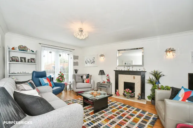 Thresher Drive, Swindon, SN25, photo 2