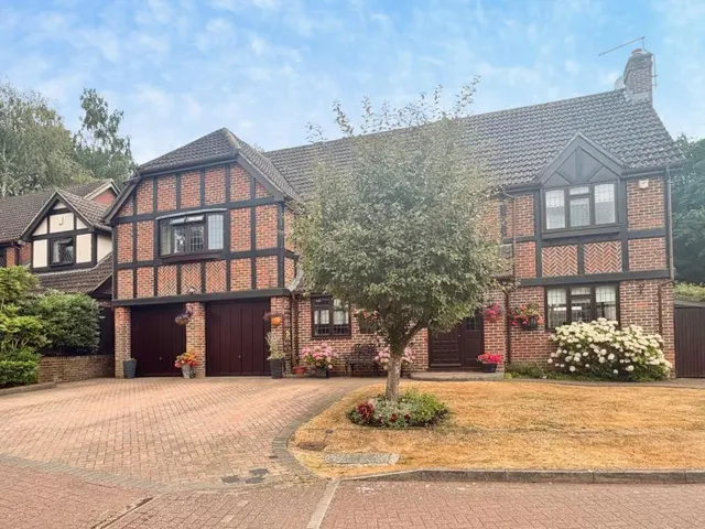 Catesby Gardens, Yateley, GU46, photo 1