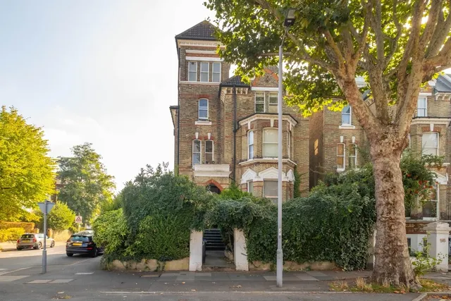 Maple Road, London, KT6, photo 1