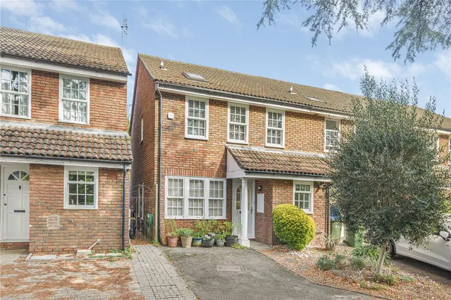 Spring Grove, Hampton, TW12, photo 1