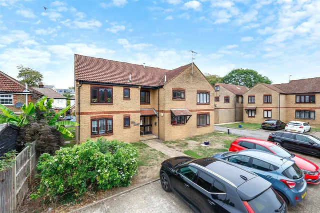 Teal Court, Willowmead, RH4, photo 1