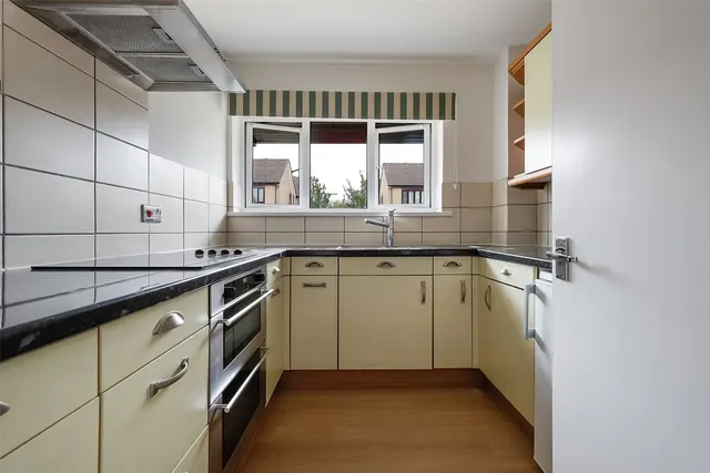 Teal Court, Willowmead, RH4, photo 2