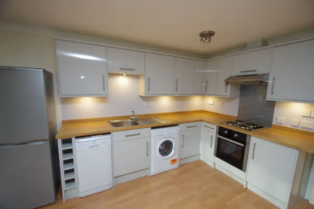 Photo 3 — Flat 10, Savanna Court, Watford