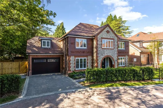 Hudson Gardens, Tower Road, Hindhead, Surrey, GU26 6SP, photo 1