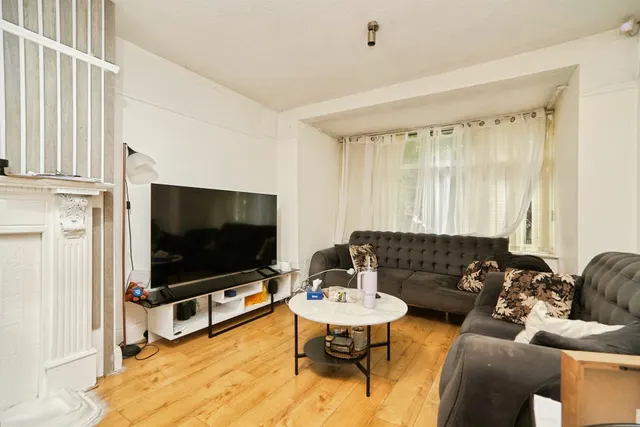 Easterly Crescent, Leeds, LS8, photo 2