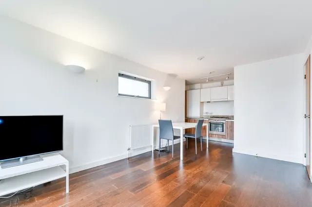 Photo 2 — Flat 11, 41 Morton Road, London