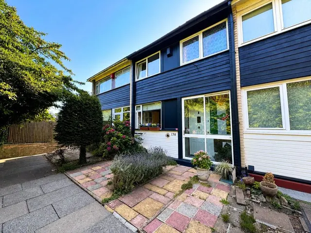 3 bedroom house — Court Road, London, SE9