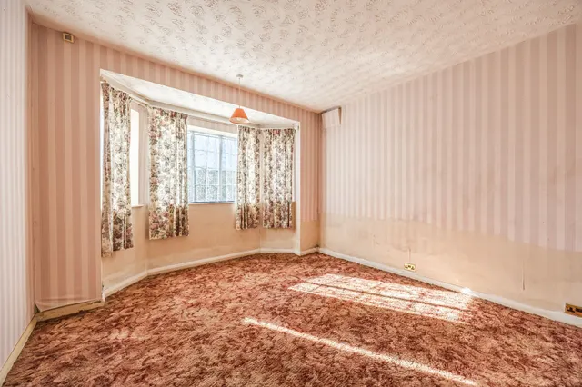 Detached Bungalow Set on 0.26 Acres i, photo 3