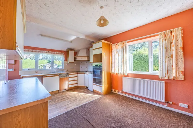 Detached Bungalow Set on 0.26 Acres i, photo 2