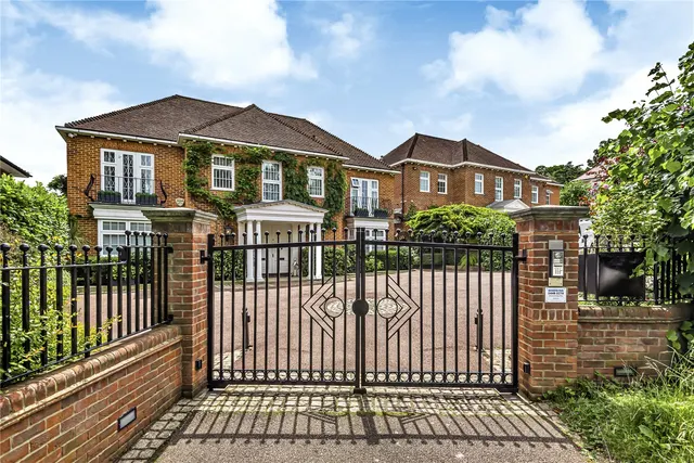 Photo 3 — Totteridge Lane, Totteridge, London, N20 8DX