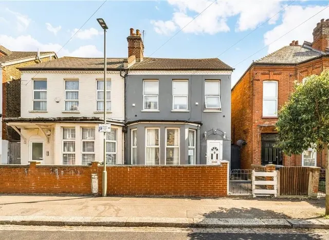 Yew Grove, Cricklewood, NW2, photo 1