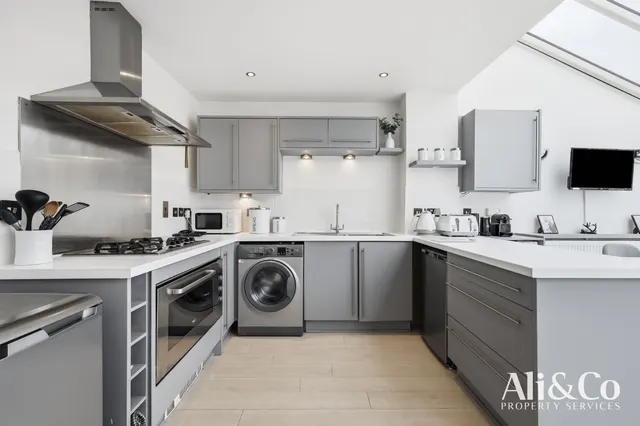 Photo 3 — Guardian Avenue, Grays, Essex, RM16 5US