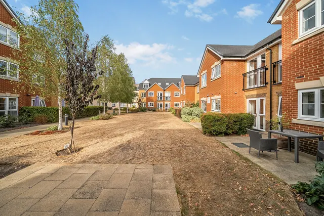 Churchfield Road, Walton-On-Thames, KT12, photo 2