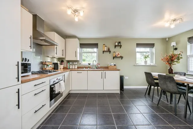 Photo 3 — Crouch Gardens, Kempston, Bedford, Bedfordshire, MK42