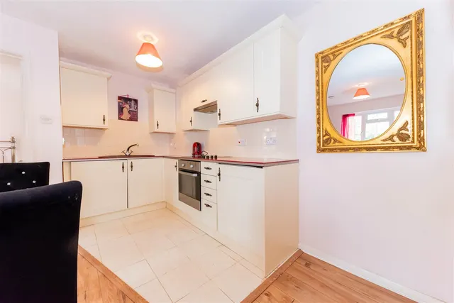 Fairway Heights, Camberley, photo 3
