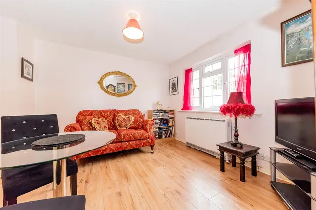 Fairway Heights, Camberley, photo 2