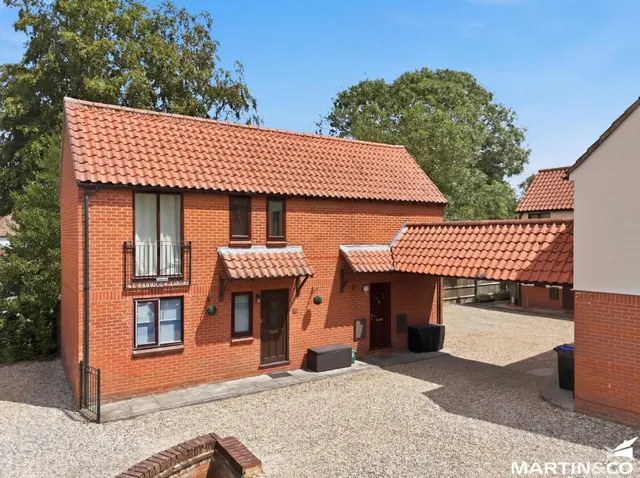 2 bedroom flat — St Georges Court, Witham