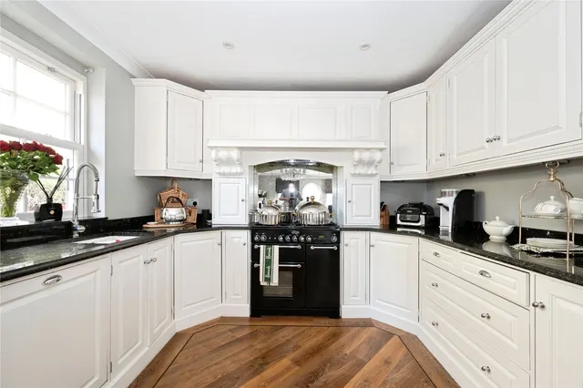Chessington Road, Ewell, KT19, photo 2