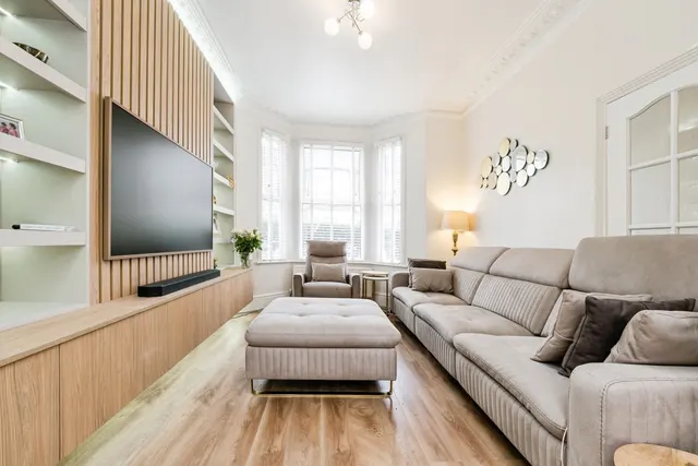 Byron Avenue, Manor Park, E12, photo 1