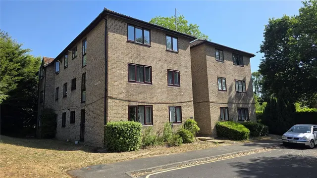 1 bedroom flat, Calluna Court, Woking, GU22