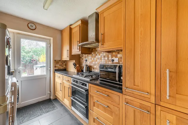 Photo 3 — 20 Daintry Close, Harrow
