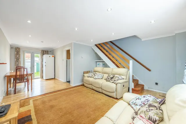 Photo 2 — 20 Daintry Close, Harrow