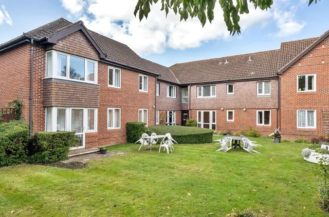 Terrace Road South, Binfield, Bracknell, Berkshire, RG42 4BQ, photo 1