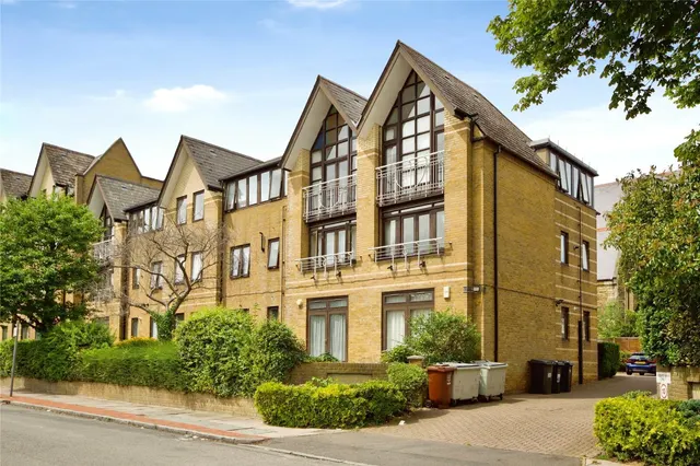 Hamilton Square, Sandringham Gardens, London, N12, photo 1