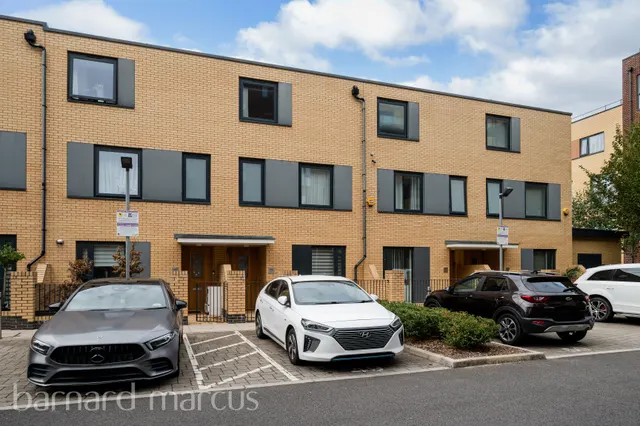 Silverworks Close, London, NW9, photo 2